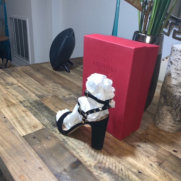 Valentino Garavani Rockstud Ankle Strap Sandals - Picture 3 of 8